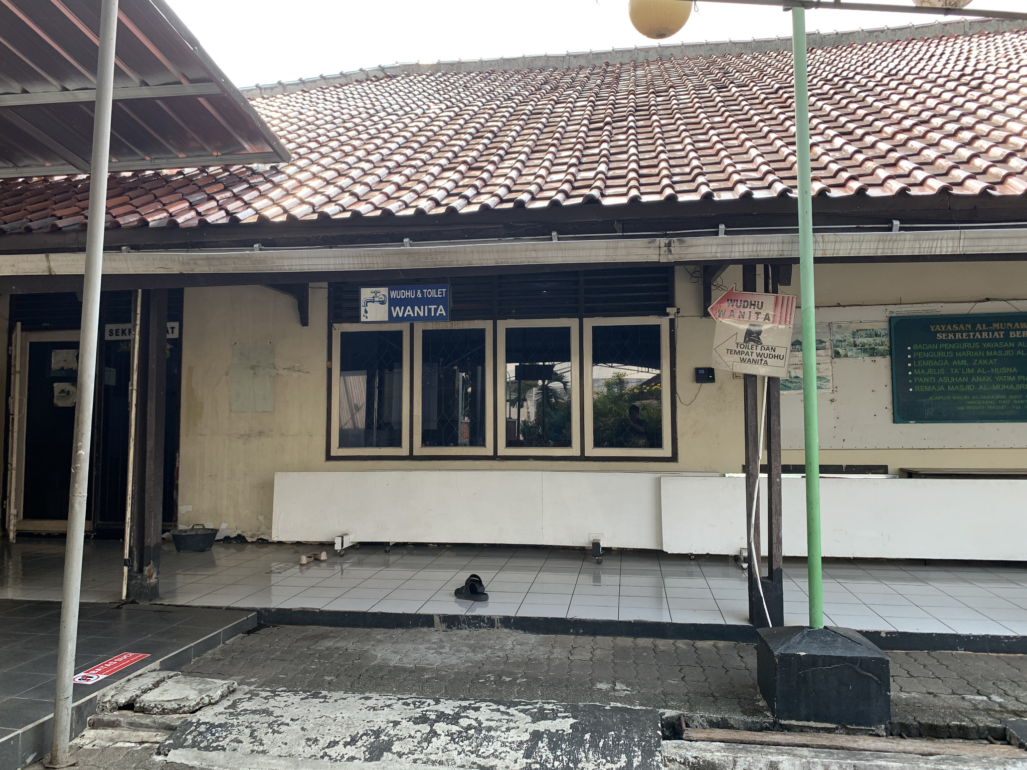 Tampak depan area masjid